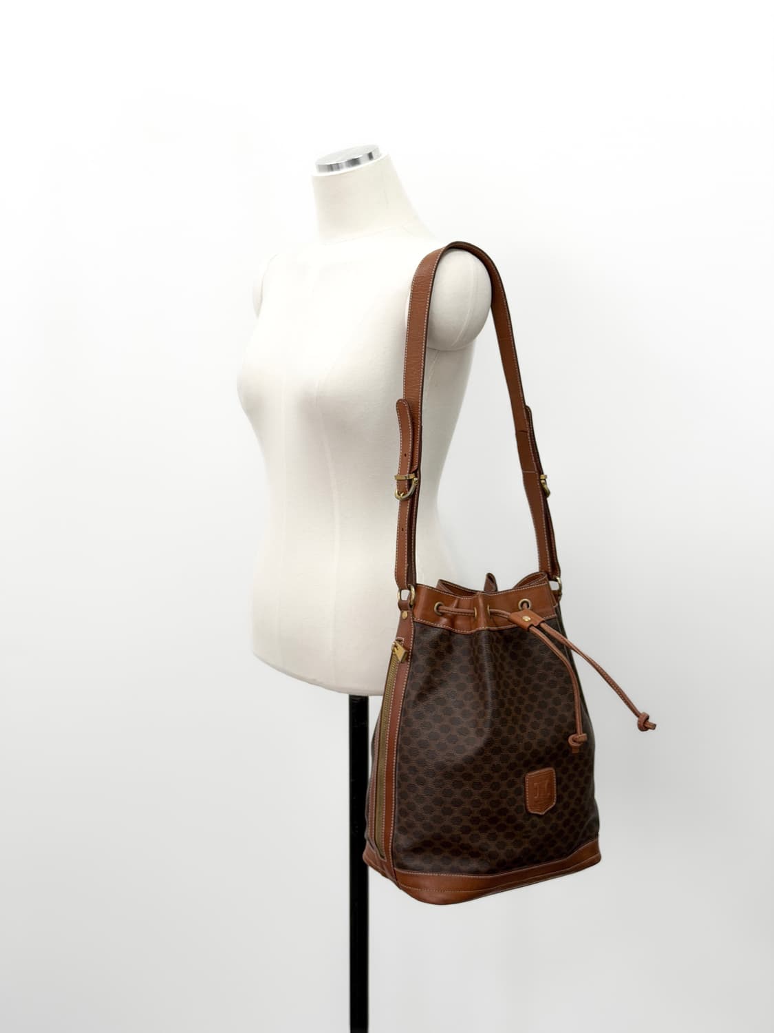 셀린느 마카담 트리오페 드로우스트링 버킷백 상품이미지2