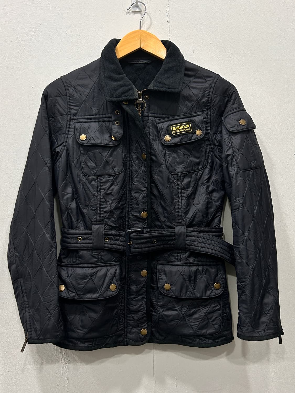 바버 인터내셔널 퀼팅 벨티드 자켓 네이비 여성 85 상품이미지2