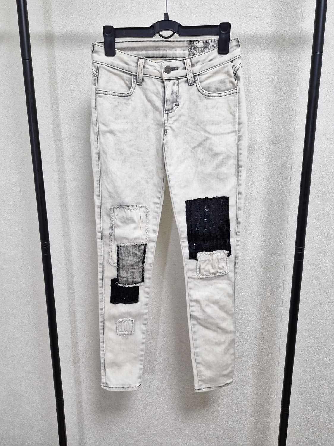 [23] SIWY 씨위 스팽글 패치 스키니 데님 화이트 상품이미지1