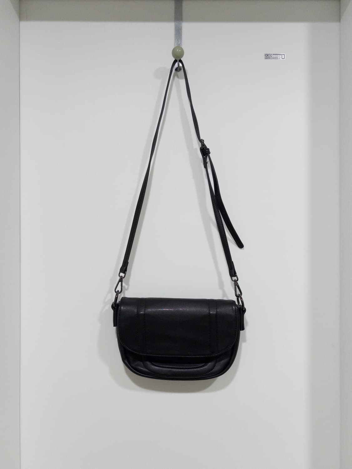 블랙 심플 하프문 크로스백 / 마뗑킴st 상품이미지1