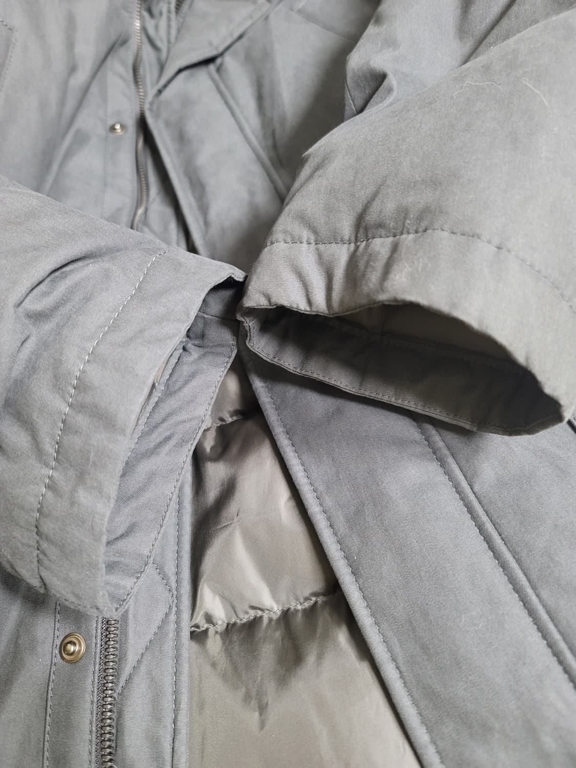 로가디스 구스다운 패딩코트 100사이즈 상태극상

남성100 상품이미지4