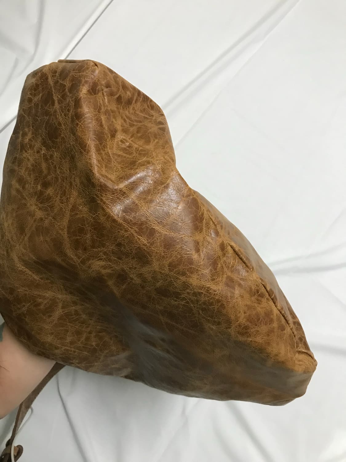 쿠어 하프 문 크로스 레더 토트백 (카멜) 상품이미지5