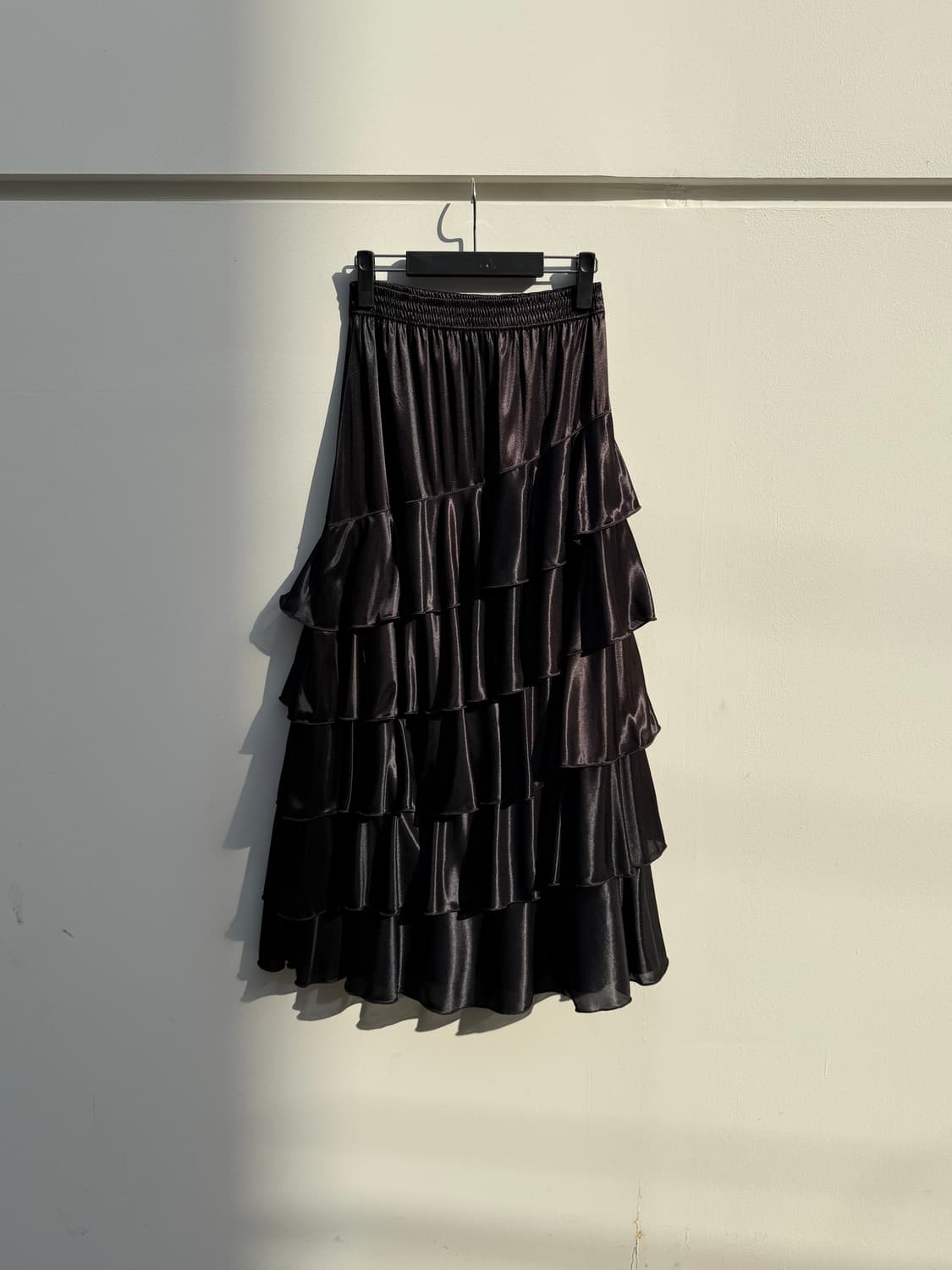 새틴 프릴 롱 스커트 상품이미지1