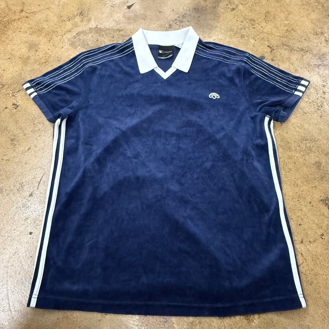 아디다스 x 알렉산더왕 딥네이비 벨루어 벨벳 카라 반팔 셔츠  상품이미지2