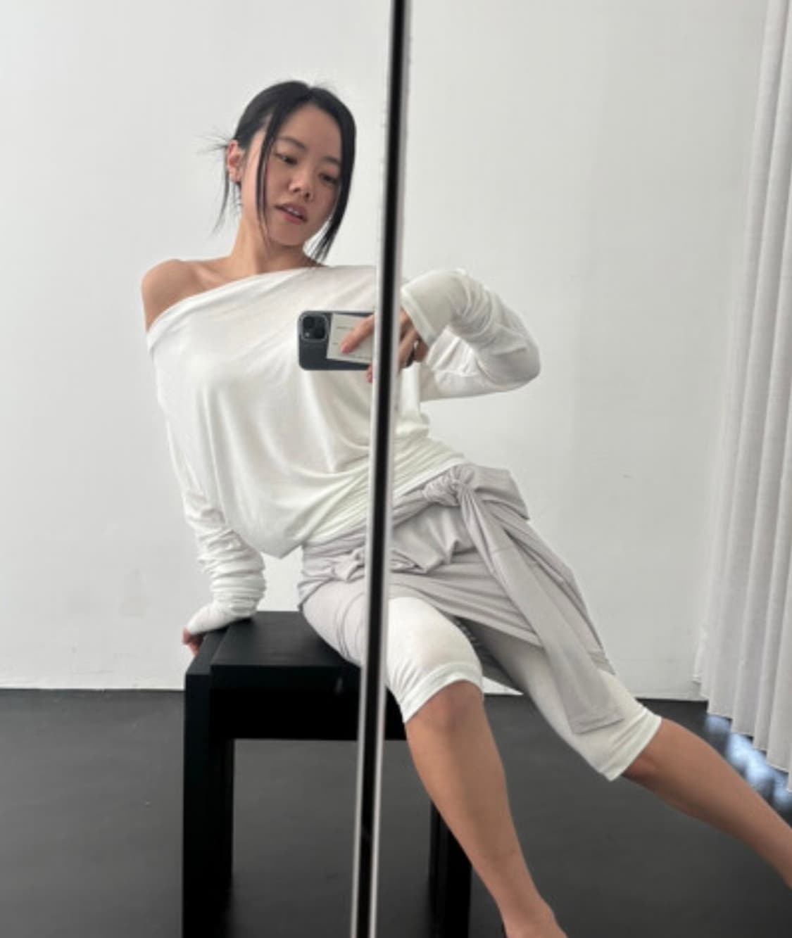 브리즈아카이브 그레이스 드레이프 탑 - 화이트 상품이미지3