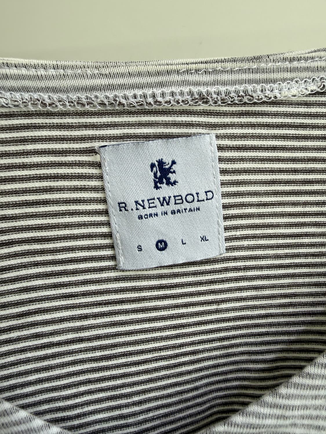 R.NEWBOLD 브이넥 스트라이프 티셔츠  상품이미지6