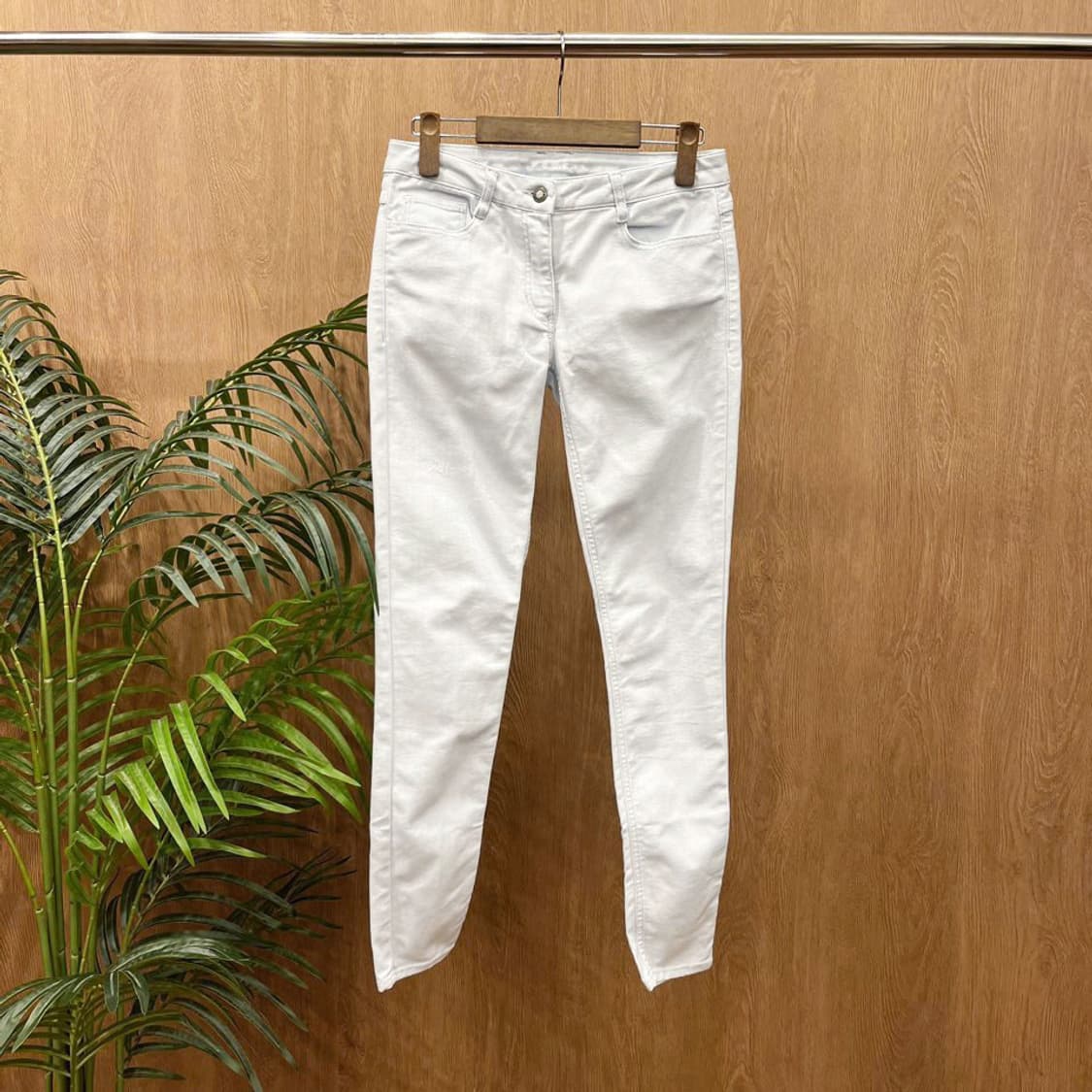 산드로 슬림 스키니 데님 팬츠 미니멀 허리 로고 자수 디테일 라이트 블루 상품이미지1