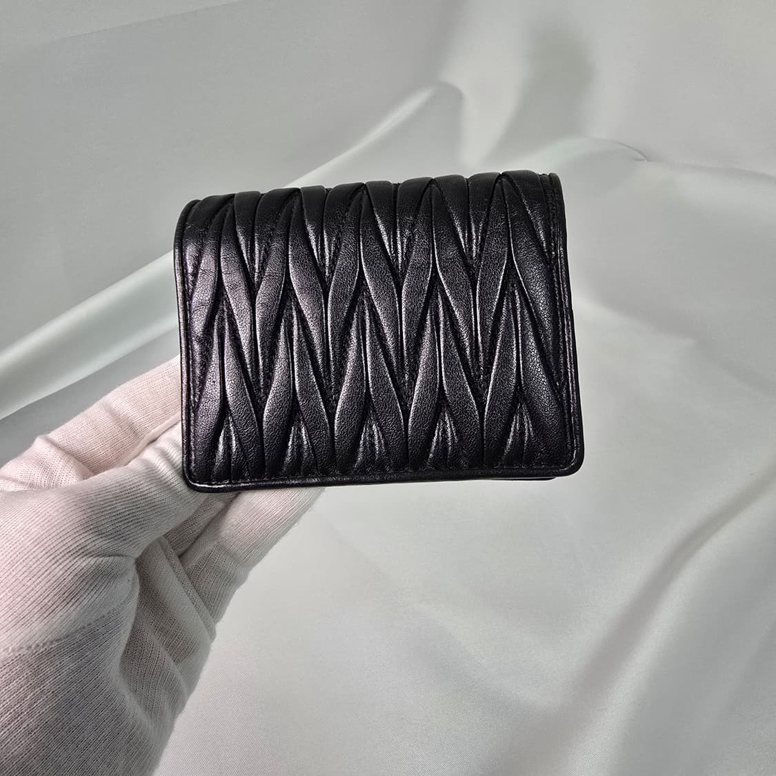 미우미우 마테라쎄  블랙 반지갑 상품이미지4