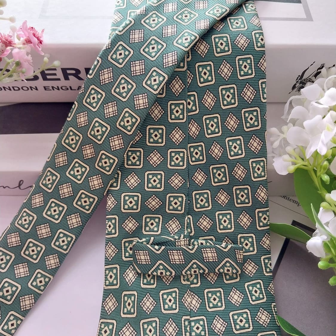 버버리 실크 그린 기하 패턴 넥타이 9.7cm A+등급 K1862
 상품이미지5