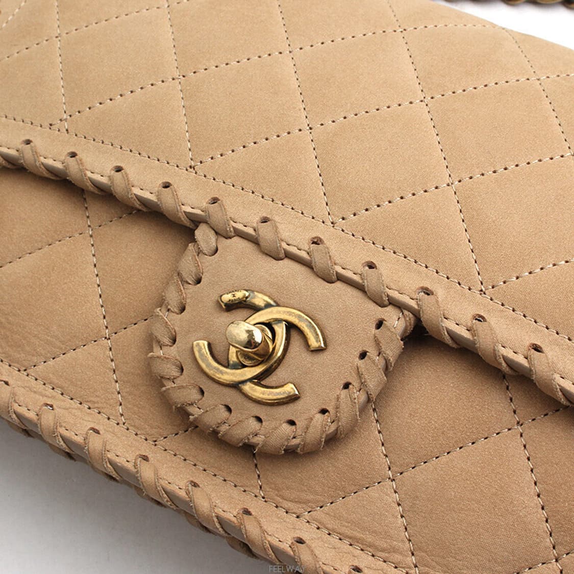 샤넬 베이지 빈티지금장 펀칭트림 크로스백 (21번대)

 상품이미지6