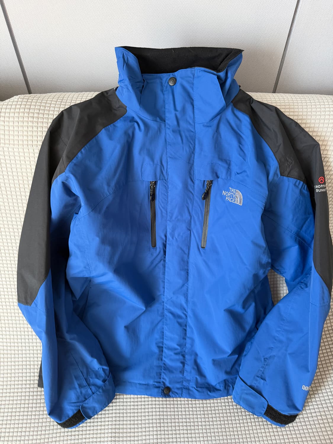 노스페이스 써밋시리즈 고어텍스 블루블랙 배색 바람막이. 상품이미지1