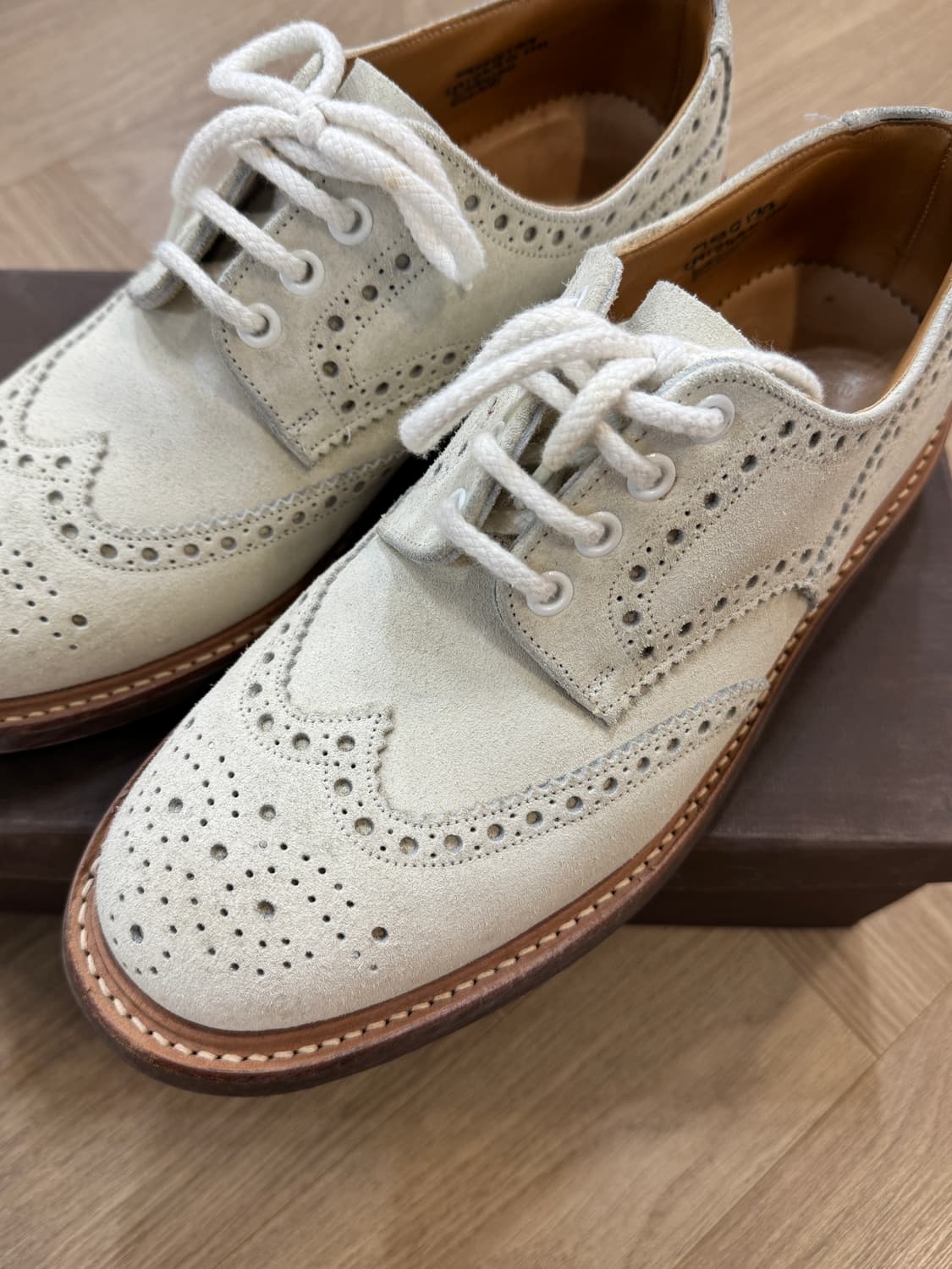 처치스 스웨이드 오프화이트 윙팁 UK7.5 상품이미지2