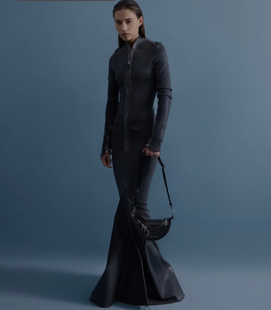 한소희 PICK)찰스앤키스 필로미나 크링클 이펙트 크로스백 상품이미지2