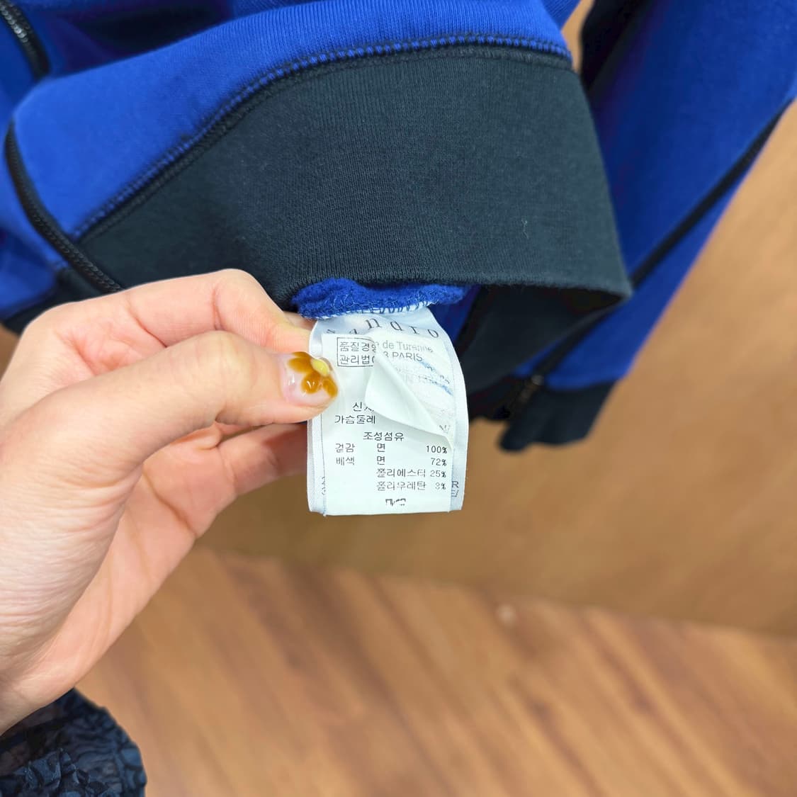 산드로 라운드넥 긴팔 맨투맨 블랙 배색 사이드 비대칭 지퍼 디테일 블루 상품이미지8