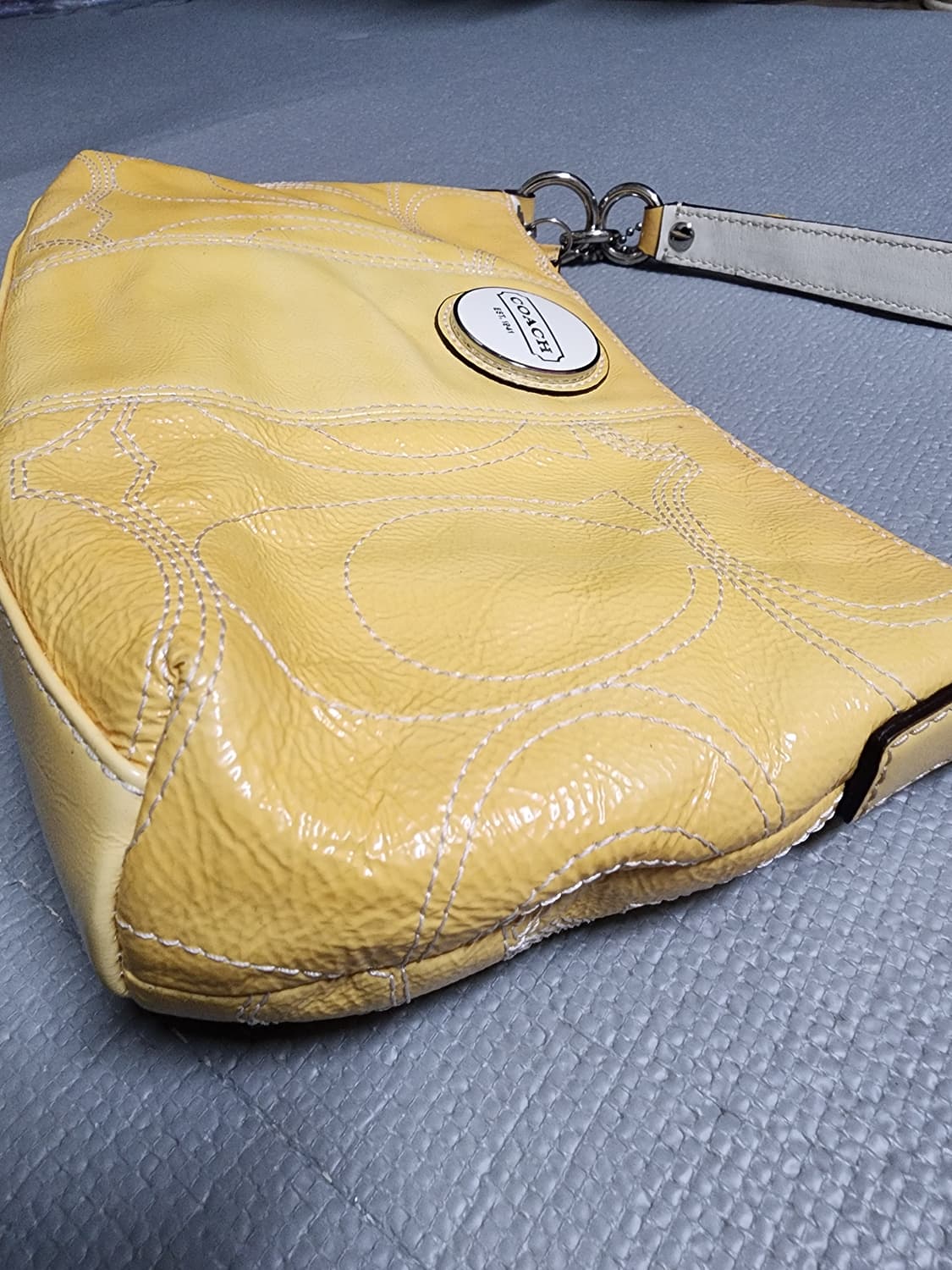코치 옐로우 시그니처 스티치 숄더백 호보백 상품이미지6