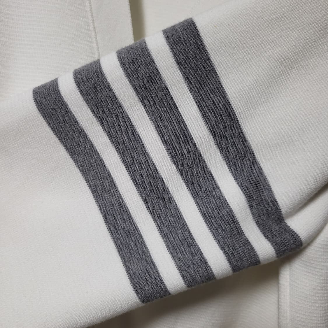 [새상품급/4 size]톰브라운 사선완장 밀라노 스티치 가디건 화이트 상품이미지4