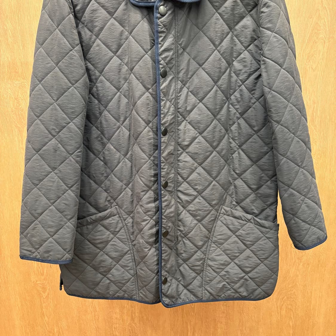 폴스미스 런던 클래식 올 웨더 퀄팅 자켓 사선 포켓 버튼 디테일 차콜 상품이미지5