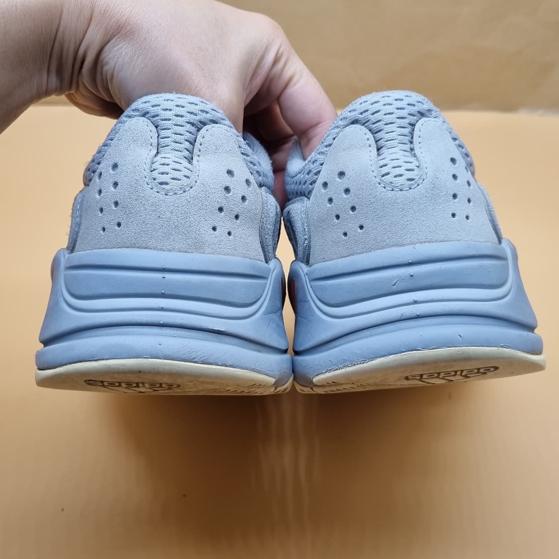 아디다스 이지부스트700이너시아 운동화240 상품이미지4