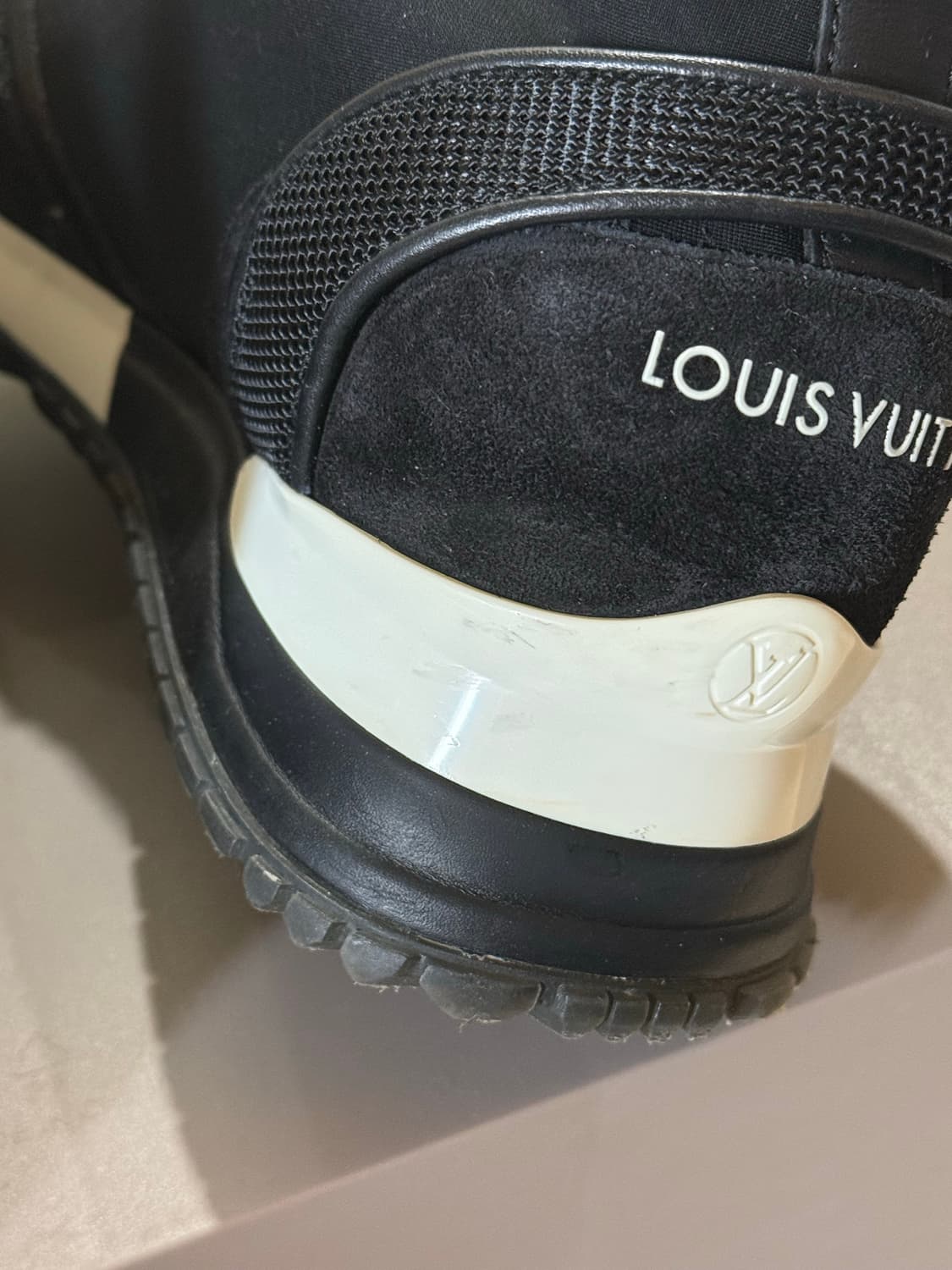 루이비통 런 어웨이 스니커즈 블랙 1A9J1C 37사이즈 상품이미지5