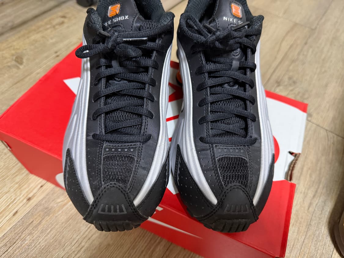 나이키 샥스 R4 M - 메탈릭 실버 만다린 상품이미지2