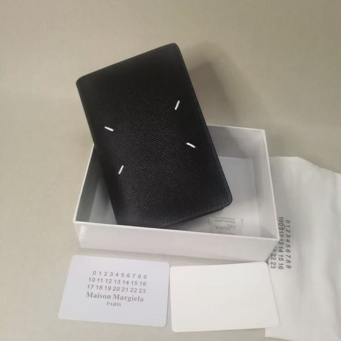 
메종 마르지엘라 레더 바이폴드 카드 홀더 블랙 상품이미지4