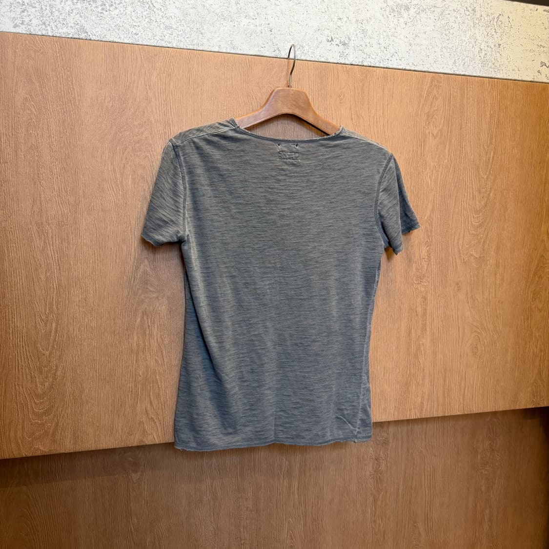 빈티지 헨리넥 코튼 반팔 티셔츠 넥 버튼 디테일 차콜 그레이 상품이미지2