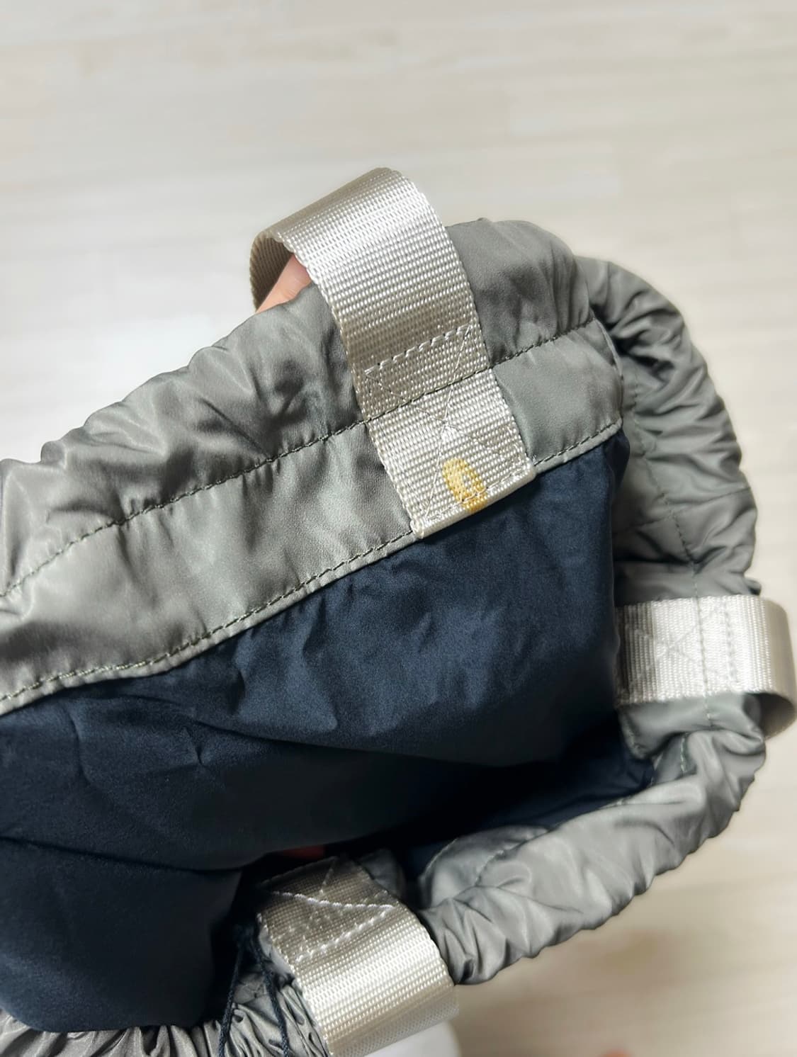 GANNI 가니 드로우스트링 숄더백 카키 (새상품) 상품이미지7