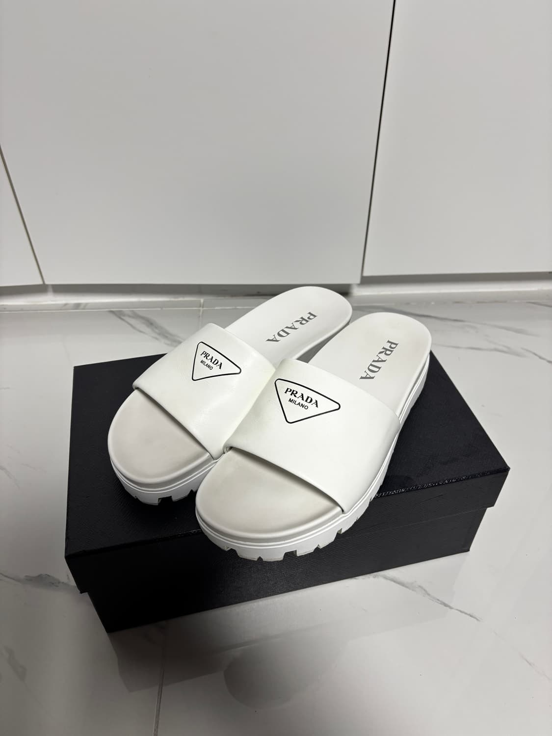 프라다 슬리퍼 판매합니다 상품이미지1