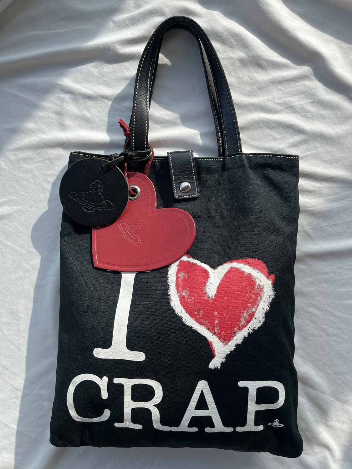 비비안 웨스트우드 하트 오브 로고 가죽 참 스트랩 I♡CRAP 토트 백 상품이미지8