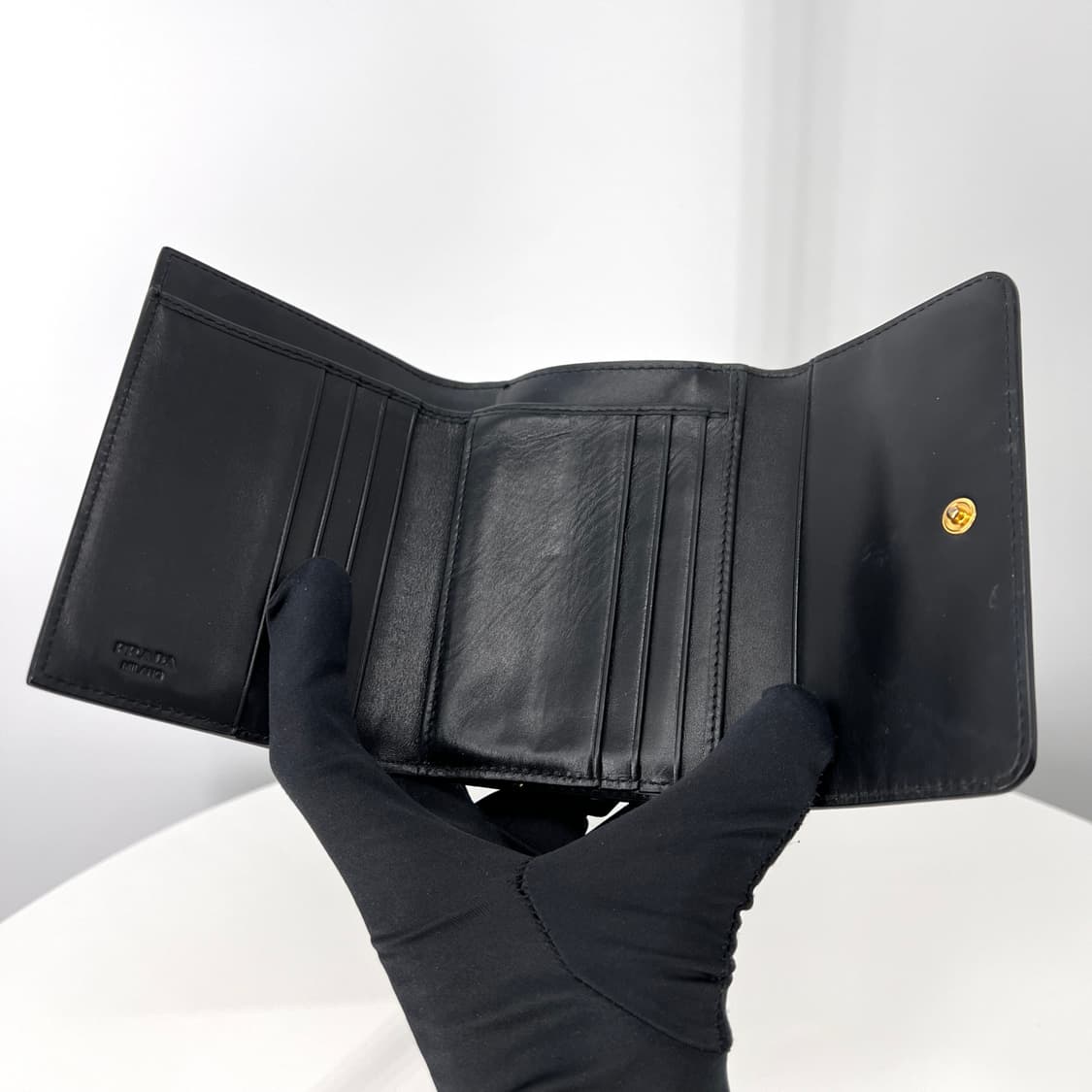 프라다 브러시드 삼각로고 중지갑 블랙 상품이미지8