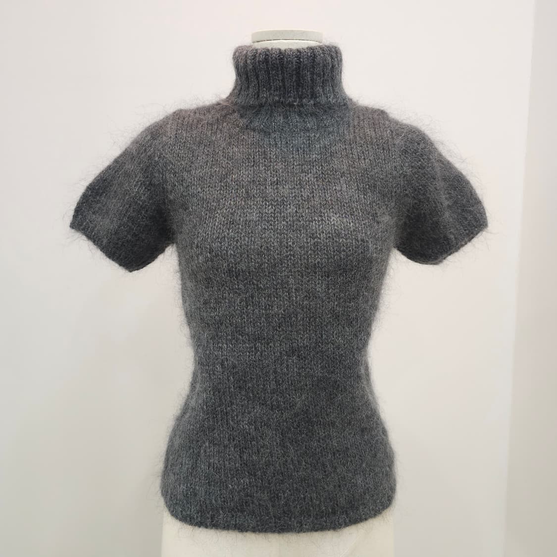 울 그레이 헤어리 반팔 폴라 니트 상품이미지1