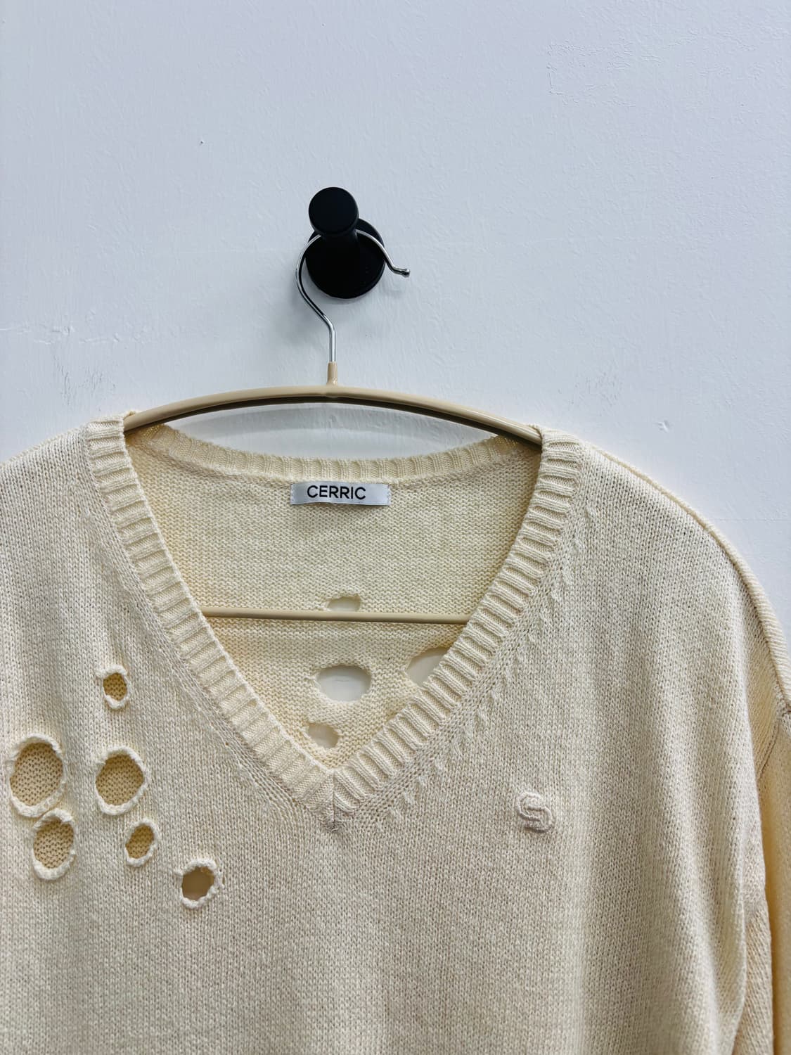 세릭 CERRIC 펀칭 데미지 브이넥 니트 상품이미지2