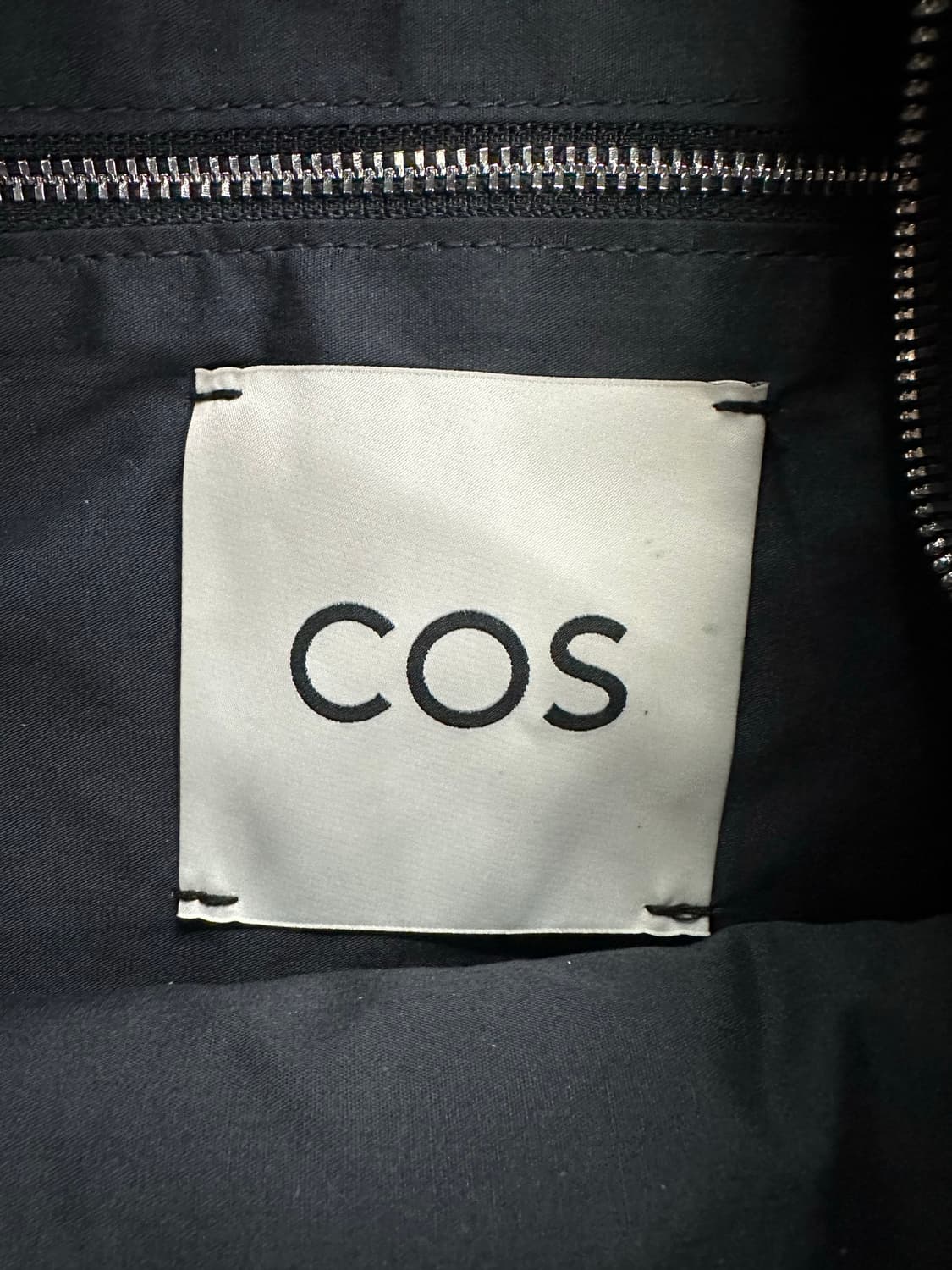 👜 COS 하이 샤인 크로스바디 백 – 네이비 상품이미지4