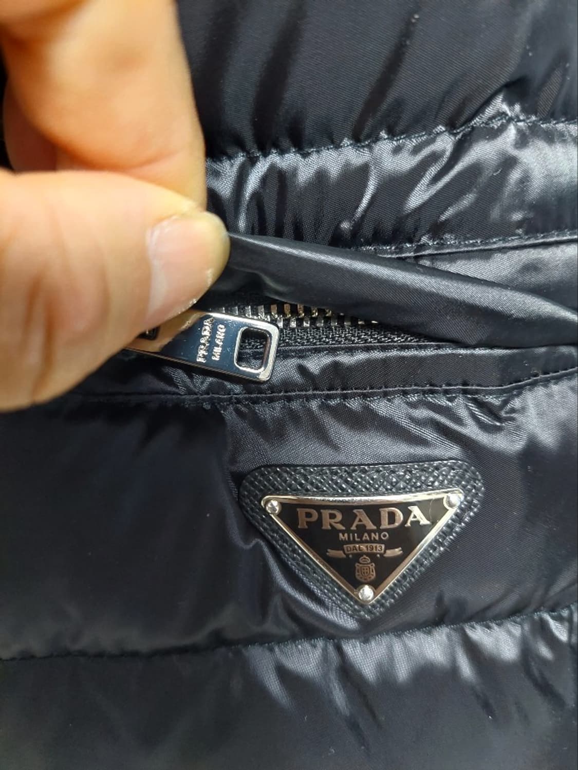프라다 블랙 패딩 점퍼 44사이즈 상품이미지3