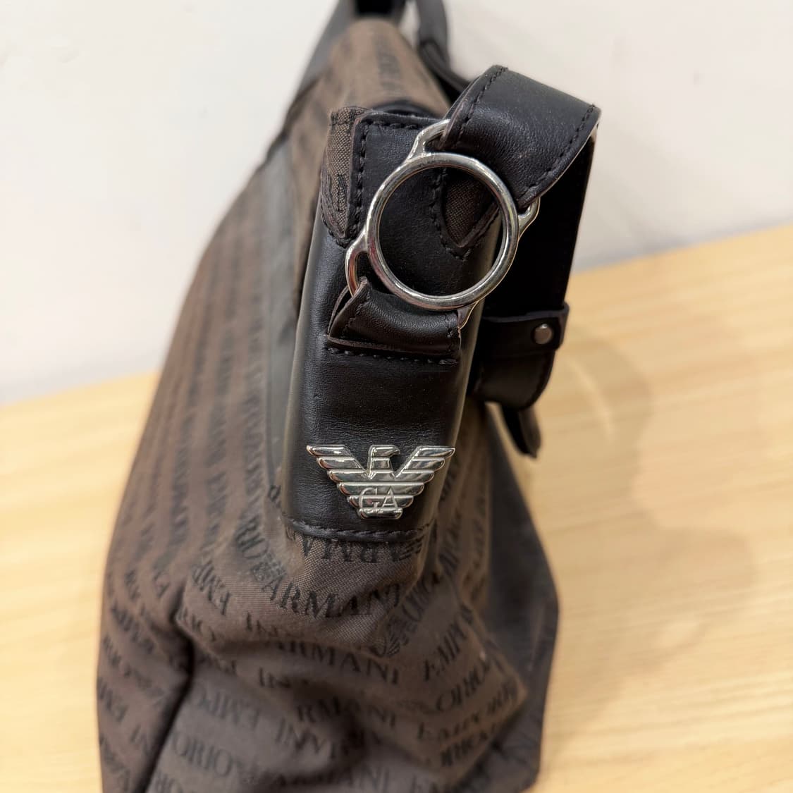 엠포리오 아르마니 캔버스 숄더백 로고 자카드 패턴 디테일 브라운 상품이미지5