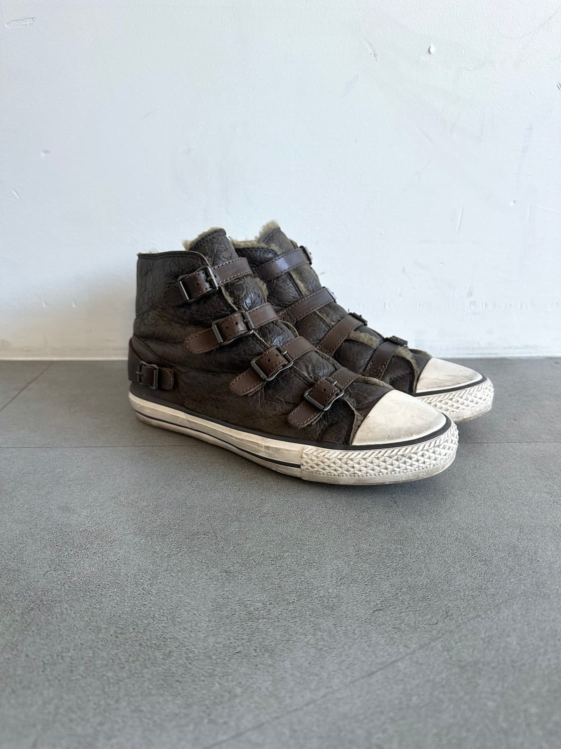 Ash 브라운 보아퍼 버클 하이탑 스니커즈 상품이미지3