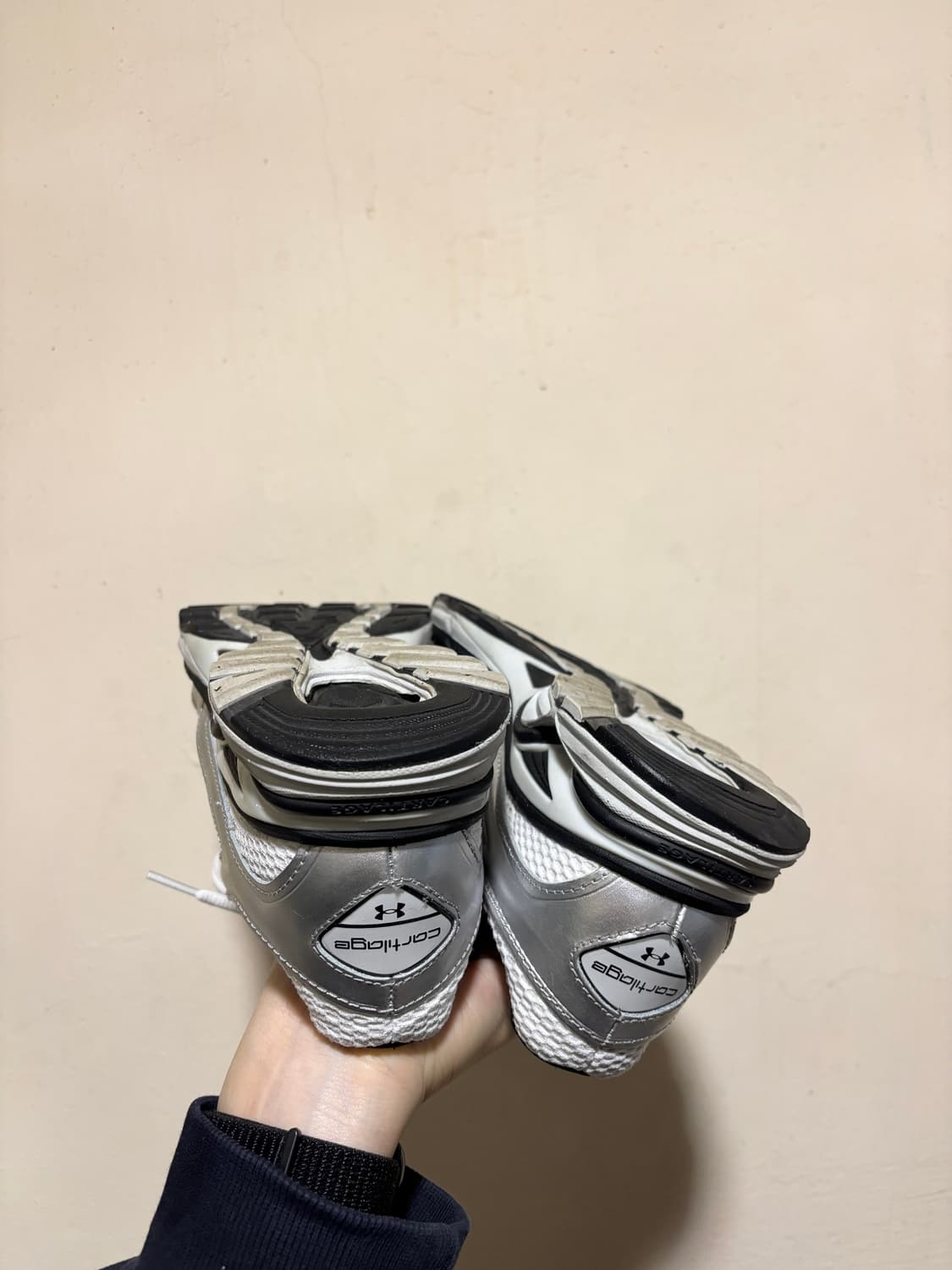 언더아머 화이트 메탈 운동화 250사이즈 상품이미지6