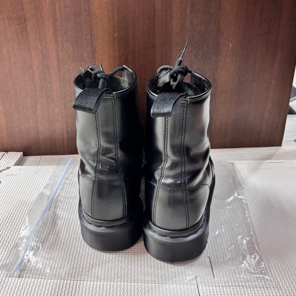 닥터마틴 1460 모노 8홀 블랙 워커 부츠 상품이미지3