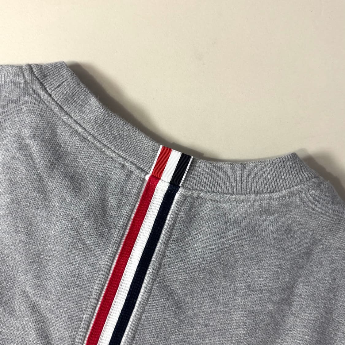 [3/당일출고]톰브라운 백삼선 맨투맨 상품이미지2