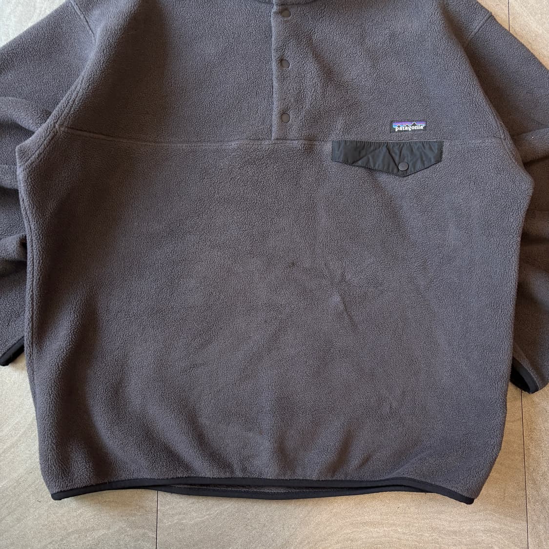 파타고니아 신칠라 다크 그레이 스냅티  상품이미지4