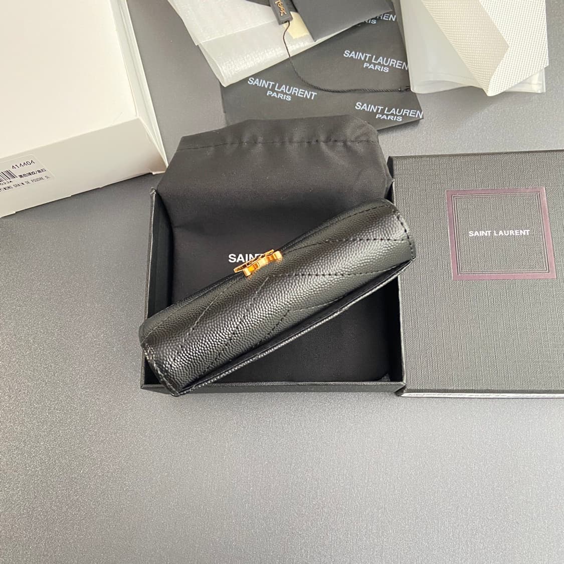 생로랑 그랑 드 뿌드르 엠보스드 레더 카산드라 마틀라세 컴팩트 트라이폴드 상품이미지2