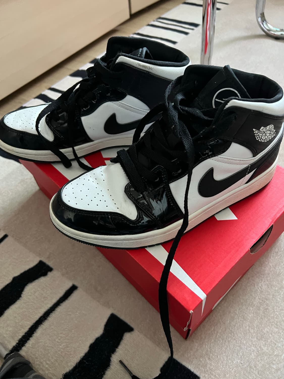 나이키 에어 조던1 미드 GS 블랙화이트 상품이미지4