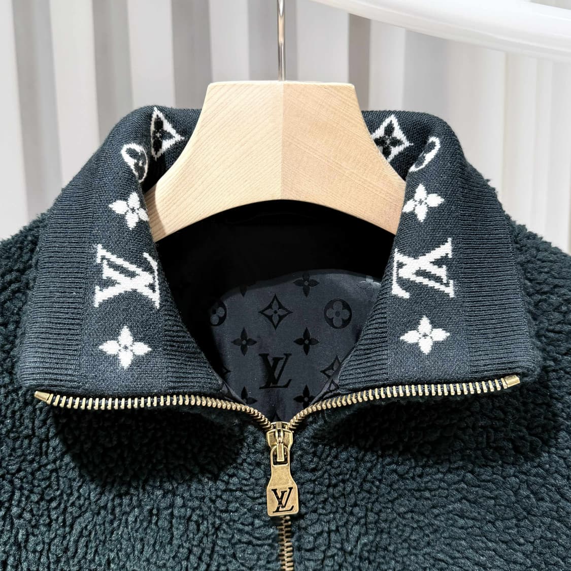 S / 루이비통 모노그램 레더패치 신상 그린 후리스 /26년 구매 상품이미지3