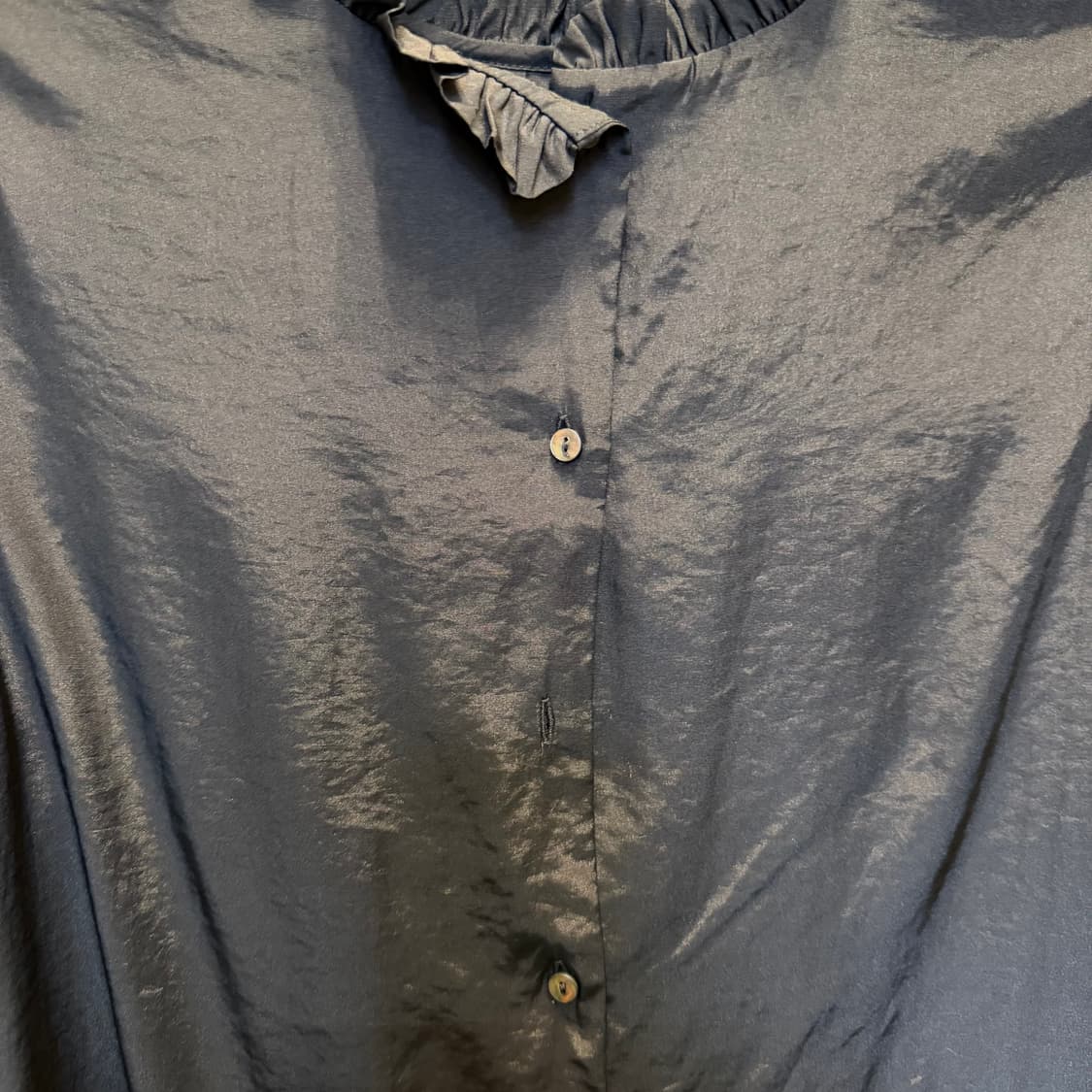 하레 긴팔 블라우스 하이넥 프릴 숄더 셔링 디테일 레귤러핏 블랙 상품이미지7