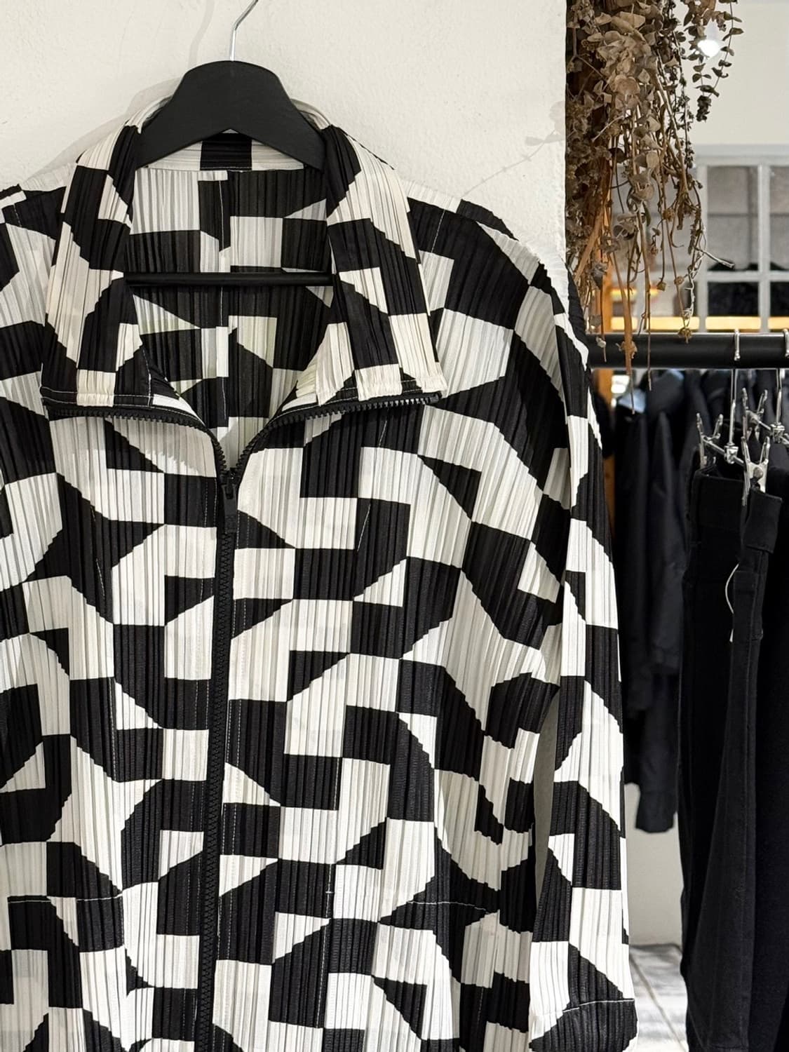 플리츠플리즈 블랙 화이트 스무시 롱 자켓 상품이미지3