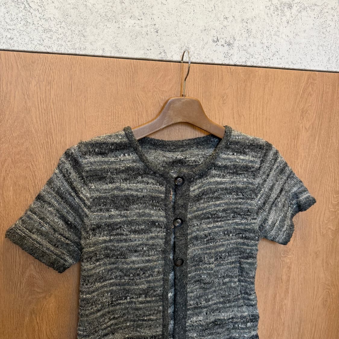 빈티지 라운드넥 반팔 가디건 멀티 스트라이프 패턴 디테일 차콜 그레이 상품이미지7