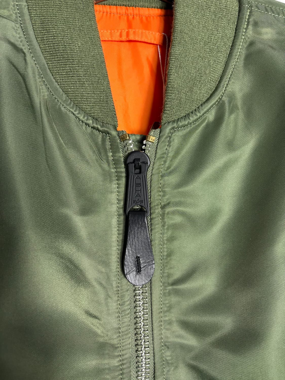 알파 인더스트리 ma-1 항공점퍼 카키 상품이미지3