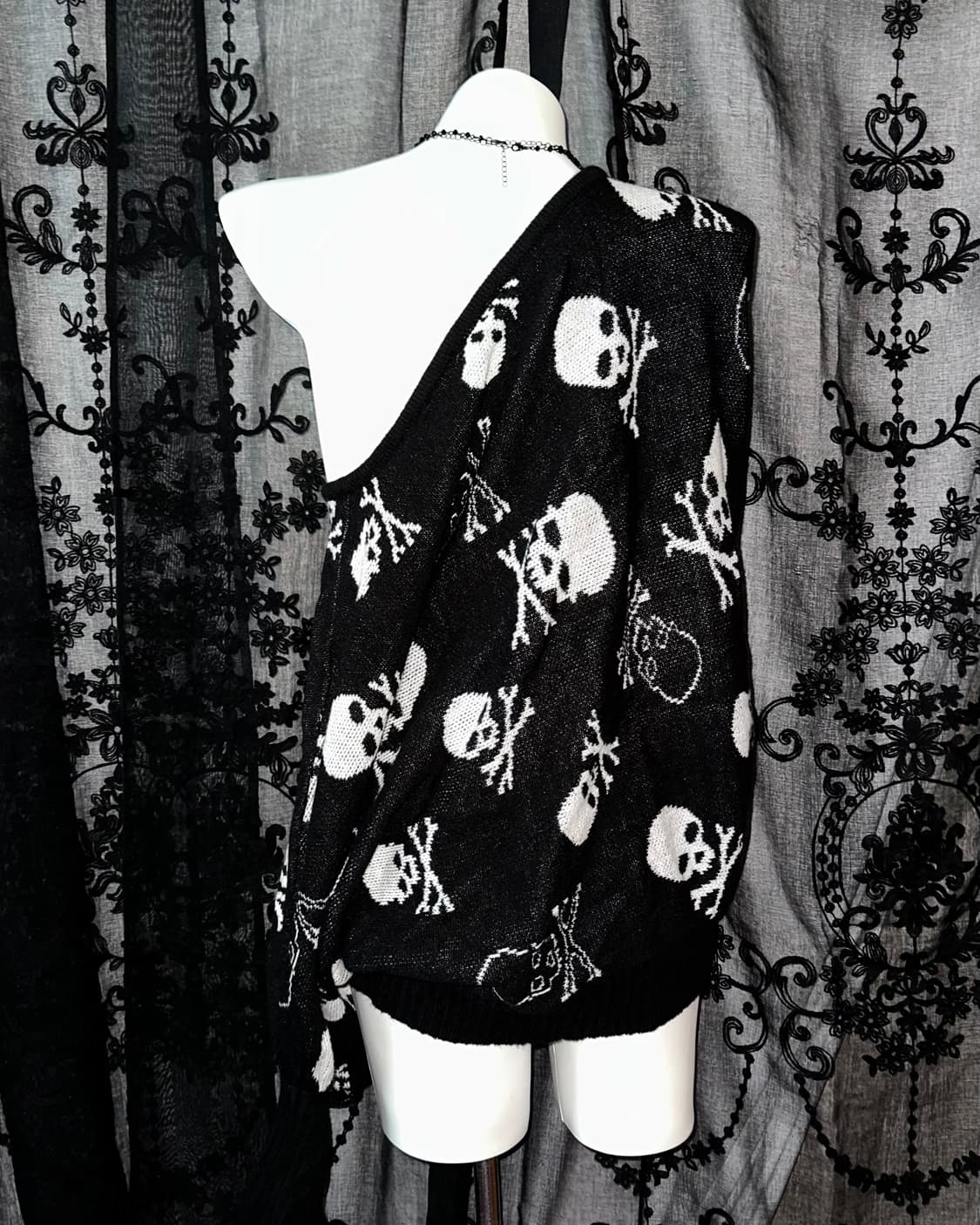 Oversized-fit off-shoulder skull knitwea 상품이미지3