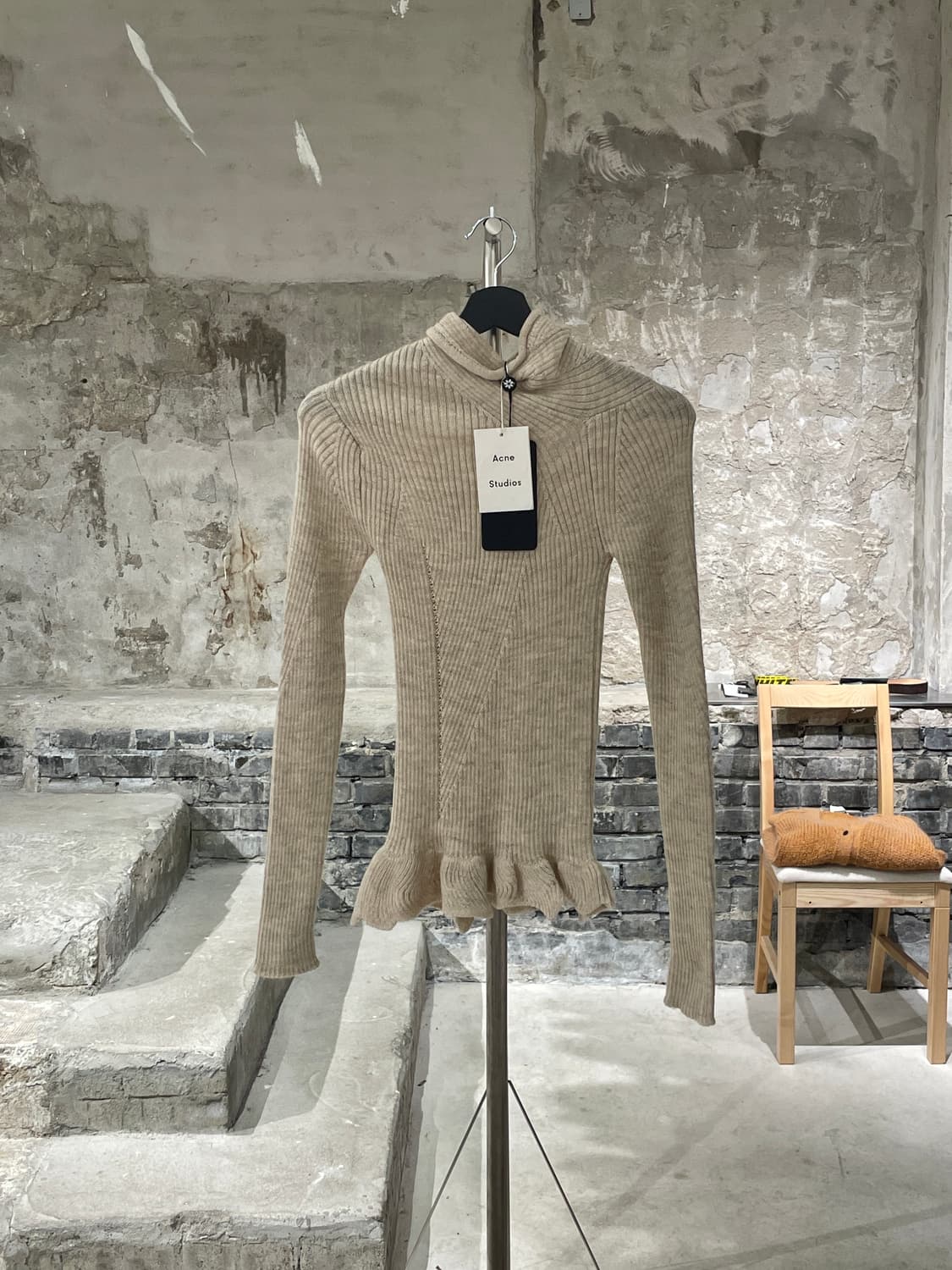 아크네 스튜디오 라이트 베이지 슬림 골지 폴라 니트 상품이미지1