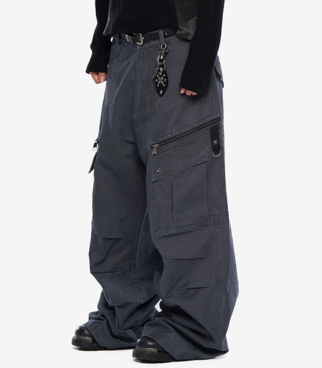 아캄 Knee Pin-Tuck Zippered Cargo Pants 상품이미지1